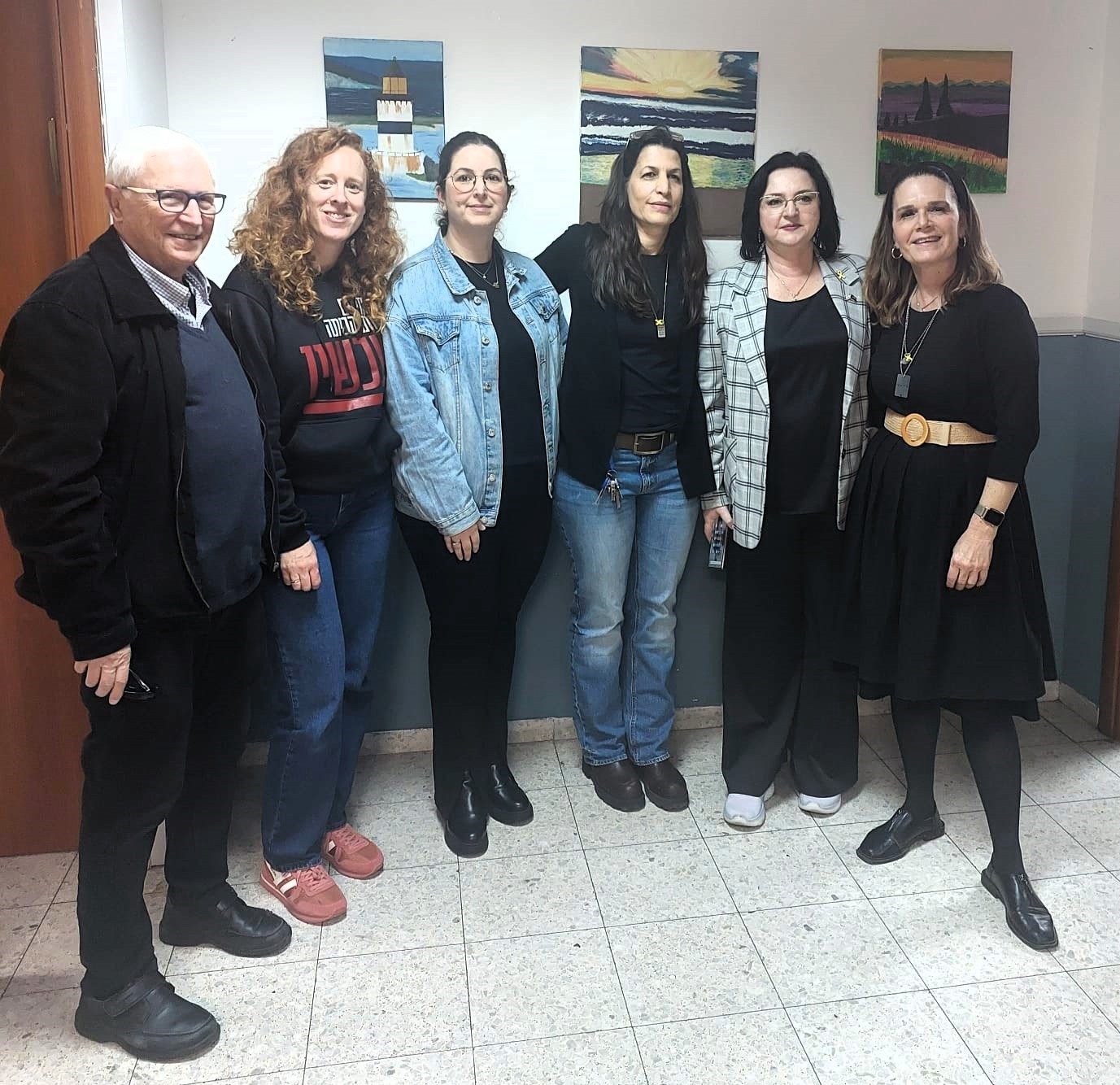 תמונה של חברות הכנסת עם צוות המרכז