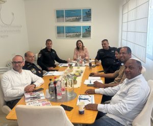 משתתפי הביקור סביב שולחן הדיון